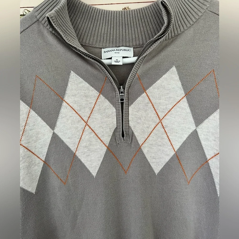 Banana Republic Men’s 1/4 zip diamond plaid sweater. Size XL. 💯 cotton.